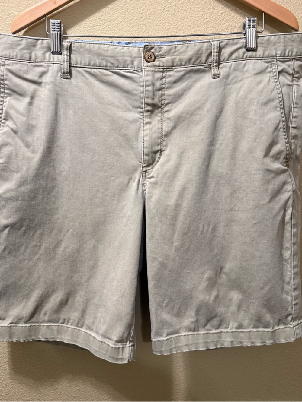 Men’s Size 38 Tommy Bahama Khaki Flat Front Chino Shorts